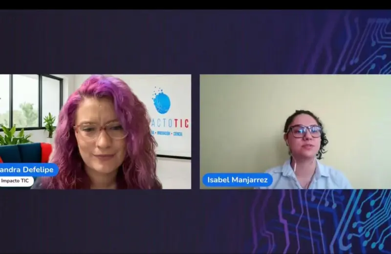 Mujer colombiana siendo espiada por su pareja