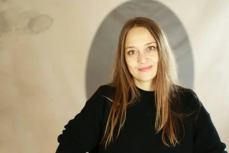 Mujer colombiana siendo espiada por su pareja