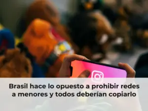 Niños brasileños usando tablets en clase