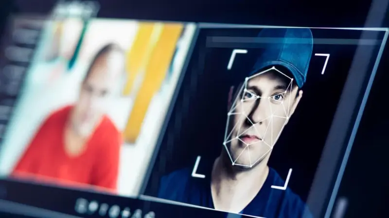 Imagen de rostro con efectos de IA y advertencia de seguridad