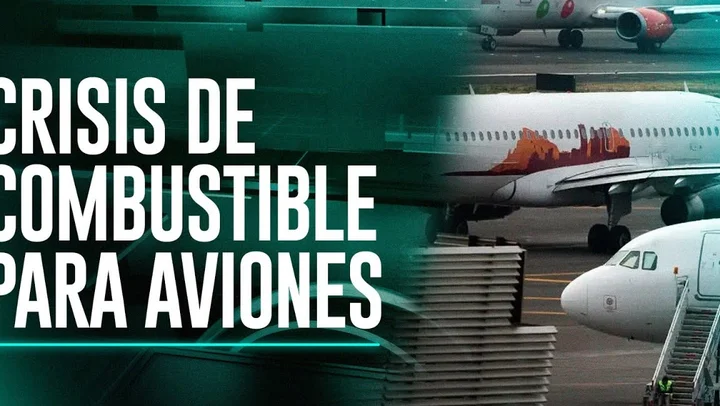 Avión vacío en pista de aterrizaje