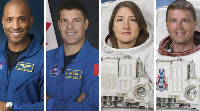 Astronautas en trajes espaciales en la luna