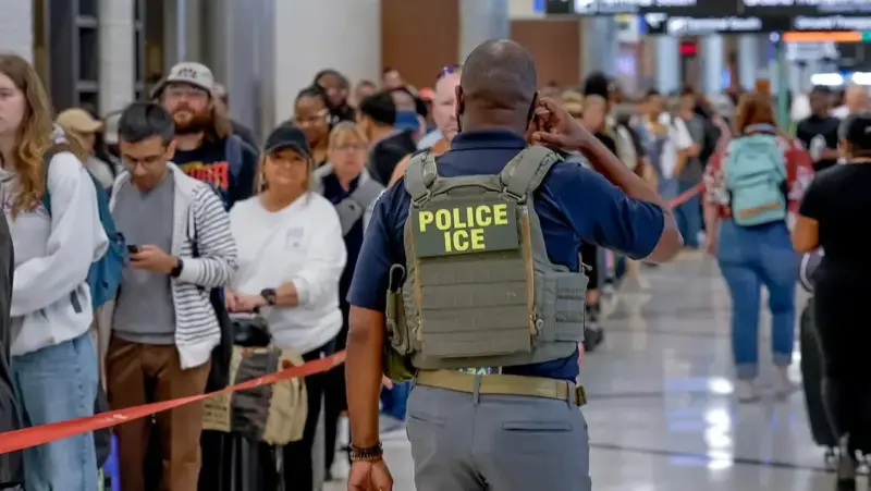 Redadas de ICE en aeropuertos de EE UU