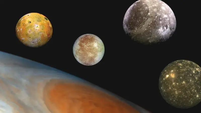 Júpiter y Saturno con lunas en el espacio