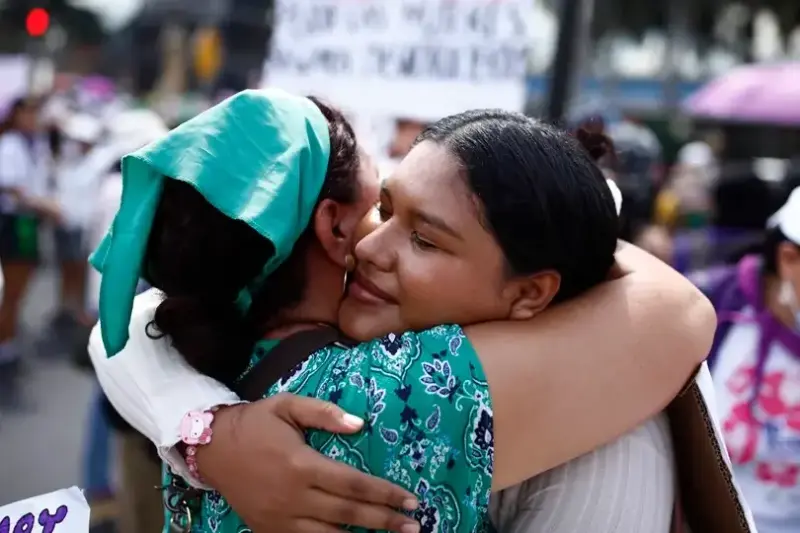 Mujeres mexicanas cargando mercancías en mercado