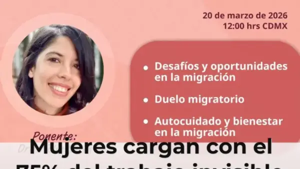 Mujeres mexicanas cargando compras en ciudad