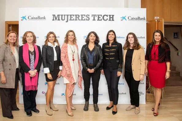 Mujeres en tecnología protestando con carteles