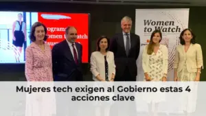 Mujeres en tecnología protestan con carteles y pancartas