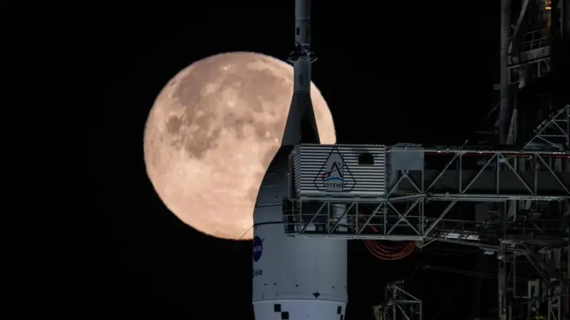 4 detalles de las fotos que Artemis II tomó rumbo a la Luna que confunden a todos en internet