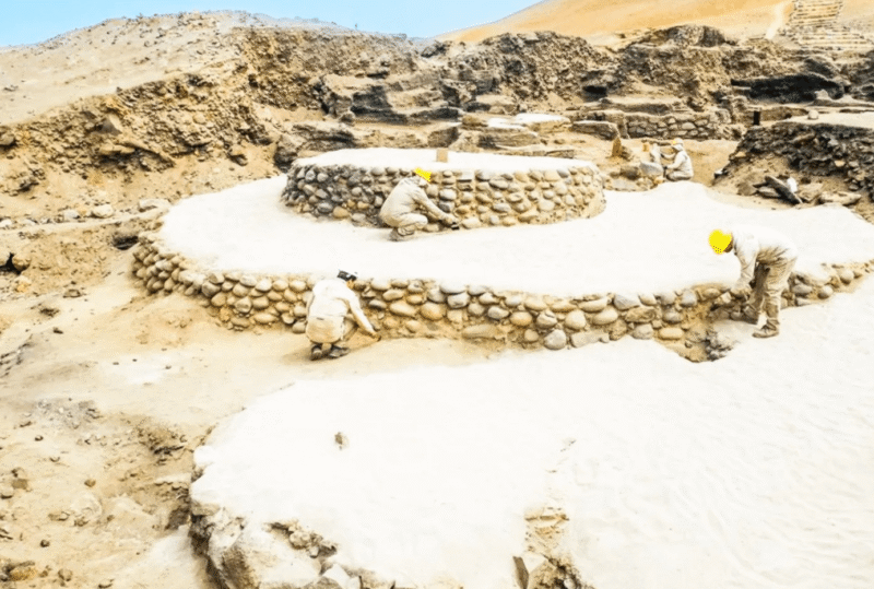 Descubren en Perú una estructura de 4,000 años que conectaba los ciclos del Sol con la pesca