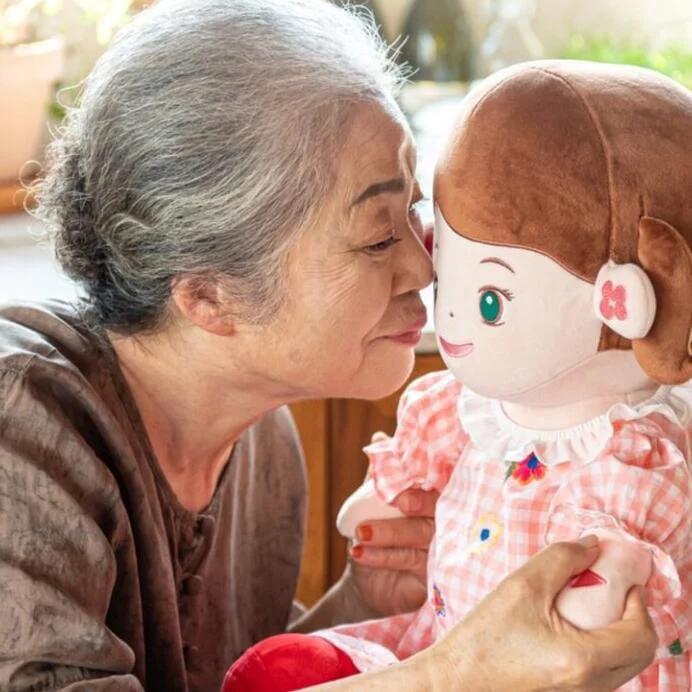 Muñecos con inteligencia artificial buscan aliviar la soledad de adultos mayores en Corea del Sur: 'No tienen con quién 