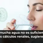 Beber mucha agua no es suficiente para evitar los cálculos renales, sugiere estudio