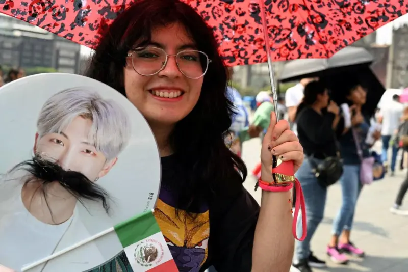 BTS saluda desde balcón de Palacio Nacional y desata críticas del Army mexicano