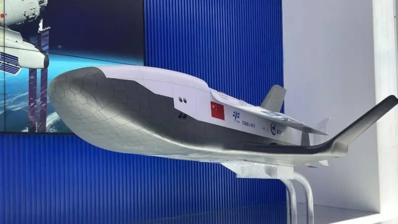 China lanza misión que pondrá a un humano en órbita por un año, un paso crítico si quiere superar a EE UU en el espacio