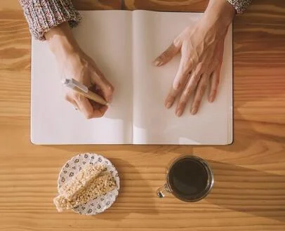Escribir a mano podría convertirse en una prueba accesible contra el Alzheimer