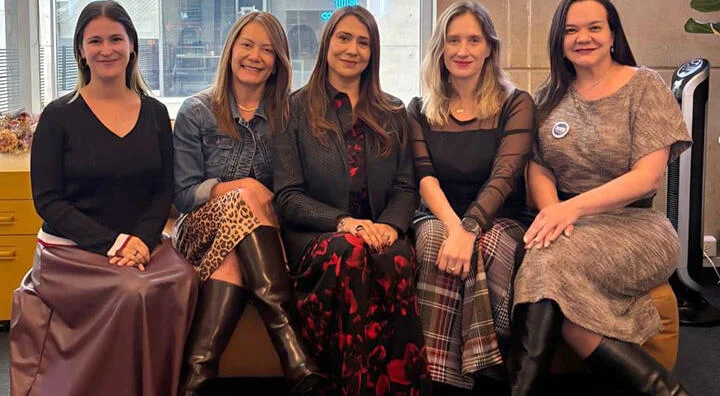 Comunidades de mujeres en tecnología presentan hoja de ruta al próximo presidente de Colombia