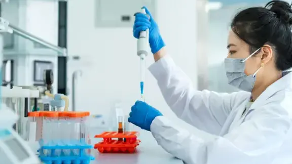 Esta vacuna diseñada con IA promete anticiparse a futuras pandemias y ya fue probada en humanos