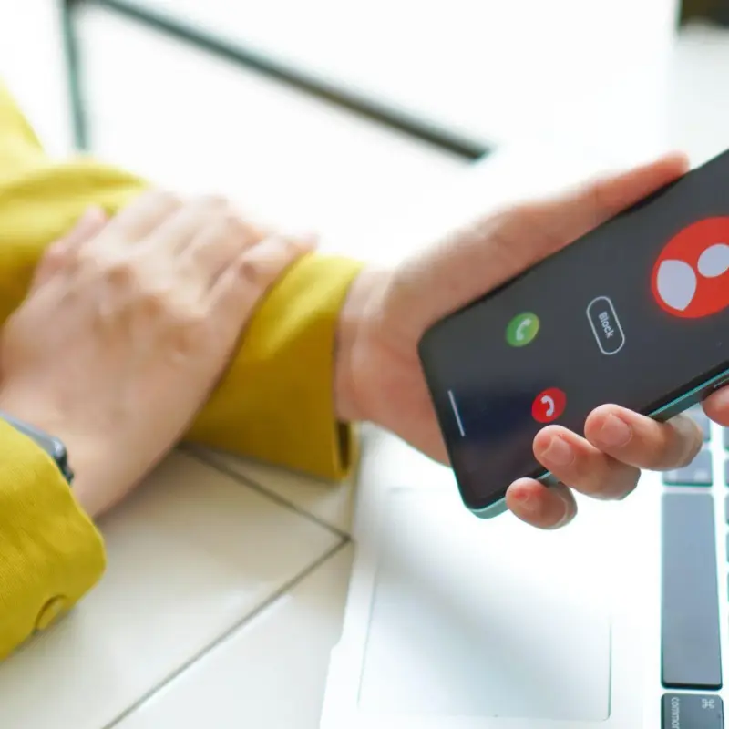 Tu teléfono Android ahora te advierte sobre llamadas fraudulentas de IA